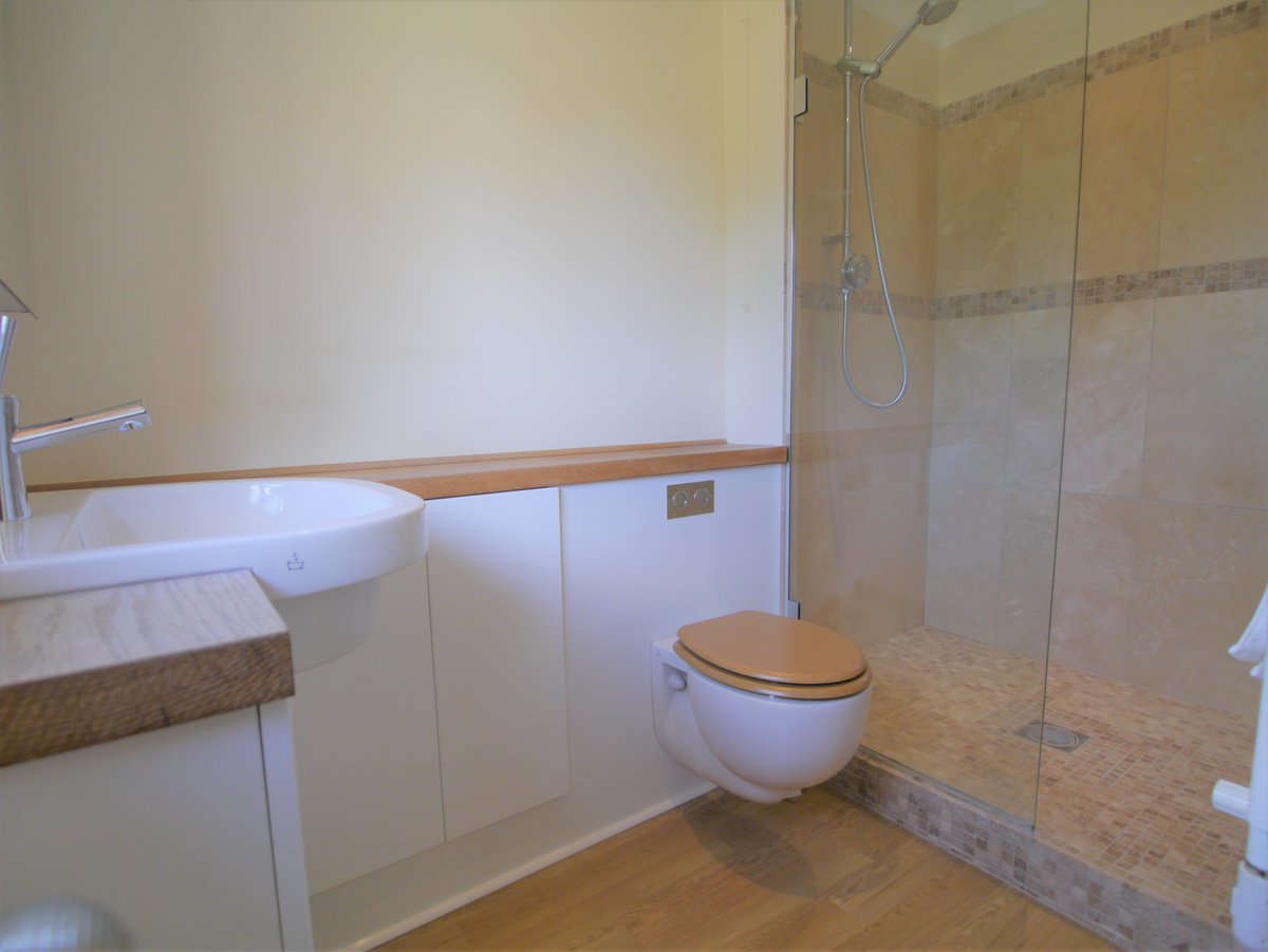 LettingsHA's tweet photo. To let in Slinfold, spacious 3 bed bungalow in rural setting with plenty of driveway parking. Country style kitchen/diner with AGA, cooker, dishwasher, fridge/freezer &amp; doors to garden. Utility room with washing machine &amp; tumble dryer. Unfurnished. https://t.co/Yk05qJnDix https://t.co/gN5wIJKx3S