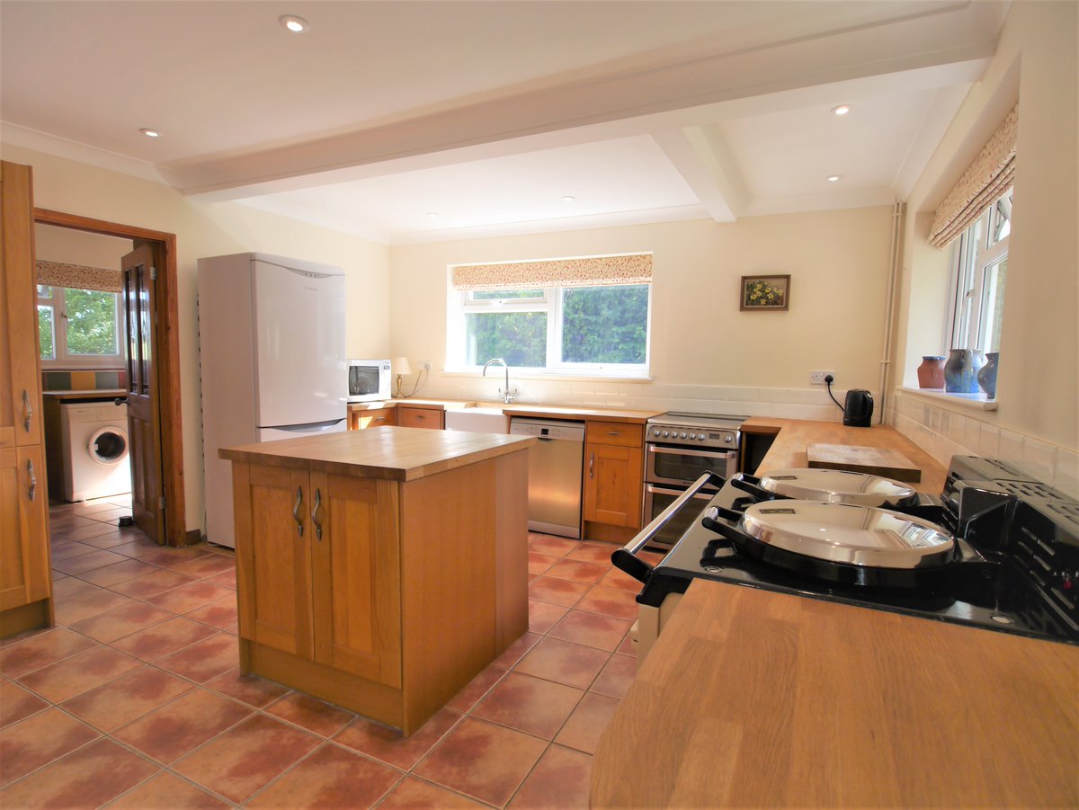 LettingsHA's tweet photo. To let in Slinfold, spacious 3 bed bungalow in rural setting with plenty of driveway parking. Country style kitchen/diner with AGA, cooker, dishwasher, fridge/freezer &amp; doors to garden. Utility room with washing machine &amp; tumble dryer. Unfurnished. https://t.co/Yk05qJnDix https://t.co/gN5wIJKx3S
