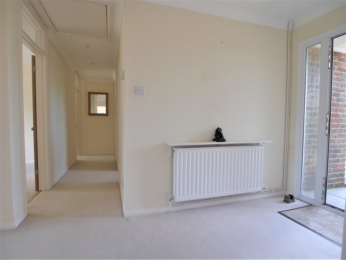 LettingsHA's tweet photo. To let in Slinfold, spacious 3 bed bungalow in rural setting with plenty of driveway parking. Country style kitchen/diner with AGA, cooker, dishwasher, fridge/freezer &amp; doors to garden. Utility room with washing machine &amp; tumble dryer. Unfurnished. https://t.co/Yk05qJnDix https://t.co/gN5wIJKx3S
