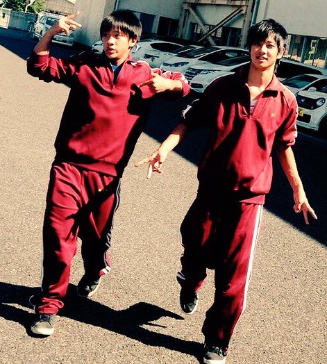 中学1x年生 拾い画24 某中学校の白2本線の臙脂ジャージ ハーフジップで全校統一です ファスナーが生地と同色 体操服のシャツが白無地な点が今一つ この学校 ジャージの古臭さとは裏腹に 垢抜けた感じの生徒が多い印象で その落差がいいです ただ