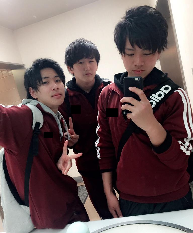 中学1x年生 拾い画24 某中学校の白2本線の臙脂ジャージ ハーフジップで全校統一です ファスナーが生地と同色 体操服のシャツが白無地な点が今一つ この学校 ジャージの古臭さとは裏腹に 垢抜けた感じの生徒が多い印象で その落差がいいです ただ