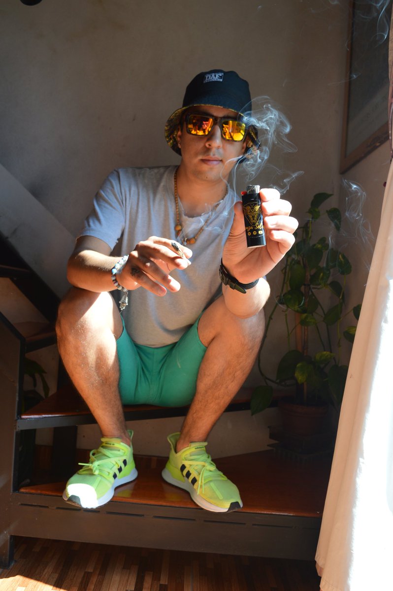 GonzaSelecta's tweet photo. Buen dia y exelente semana !!
Te dejo estas capturas minutos antes de gravar la #REBELJAMAICARADIO 4 !!
➡️➡️ En mi perfil esta el #link del estreno !!
Gracias @shoii @eche_fotografia por estar en el lente !!
@GonzaSelecta

🎥📺🇦🇷🎛📀🔊🎧🔥🛸🚀📸🎬 https://t.co/vmqbrKb0TZ