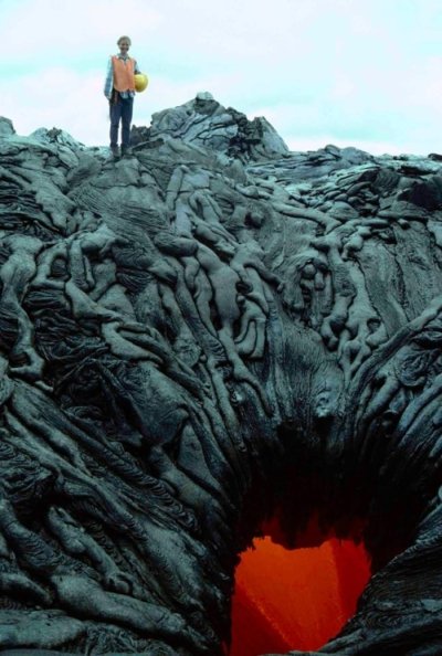 Geology_History's tweet photo. September 14, 1321, died #OTD, Italian poet #Dante Alighieri. His visions of #hell in the Divine Comedy - where souls are tortured by lava &amp; earthquakes - were inspired by #geology  😈
https://t.co/vgVvMfPwPQ
Portal to hell at West Kamokuna lava flow on Hawaii🌋 https://t.co/QULWY0vieM