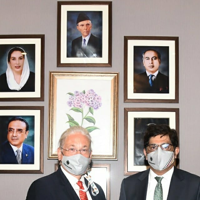 GermanyinKHI's tweet photo. ہماری تعارفی ملاقات کے بعد ، وزیراعلیٰ سندھ نے ہمارا سیگنیچر جرمن پرچم سے آراستہ حفاظتی ماسک زیب تن کیا جب انہوں نے مجھے, میرا پہلا روایتی سندھی لباس پیش کیا.
#staysafe #return_carefully #facemask
@GermanyinPAK #GermanyinKHI
@GovOfSindh
@MuradAliShahPPP https://t.co/MWAKdh6SJU