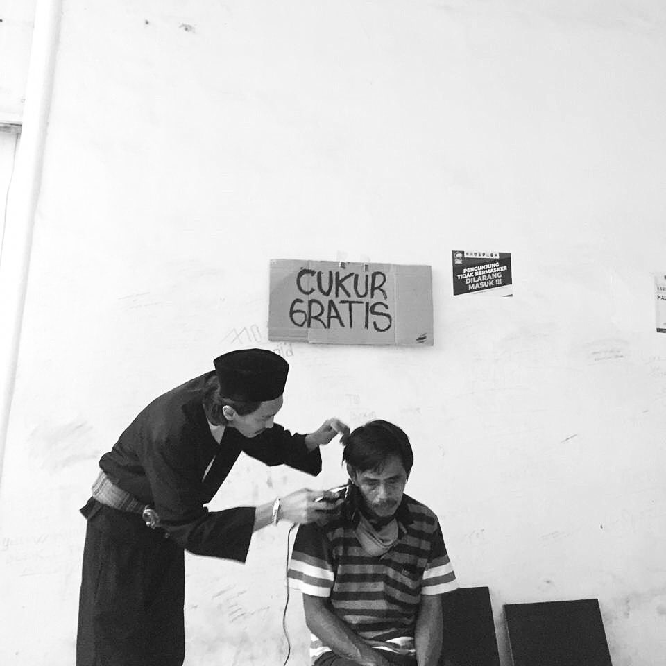 pasargratisbgr's tweet image. Selain adanya lapak makanan dan makanan siap saji, kami menyediakan lapak Cukur Gratis untuk para tunawisma. Kita semua tau, bahwa stigma sosial masyarakat terhadap tunawisma / gelandangan selalu buruk. Mereka selalu dipandang kumuh dan tidak bersih. Oleh karena itu —