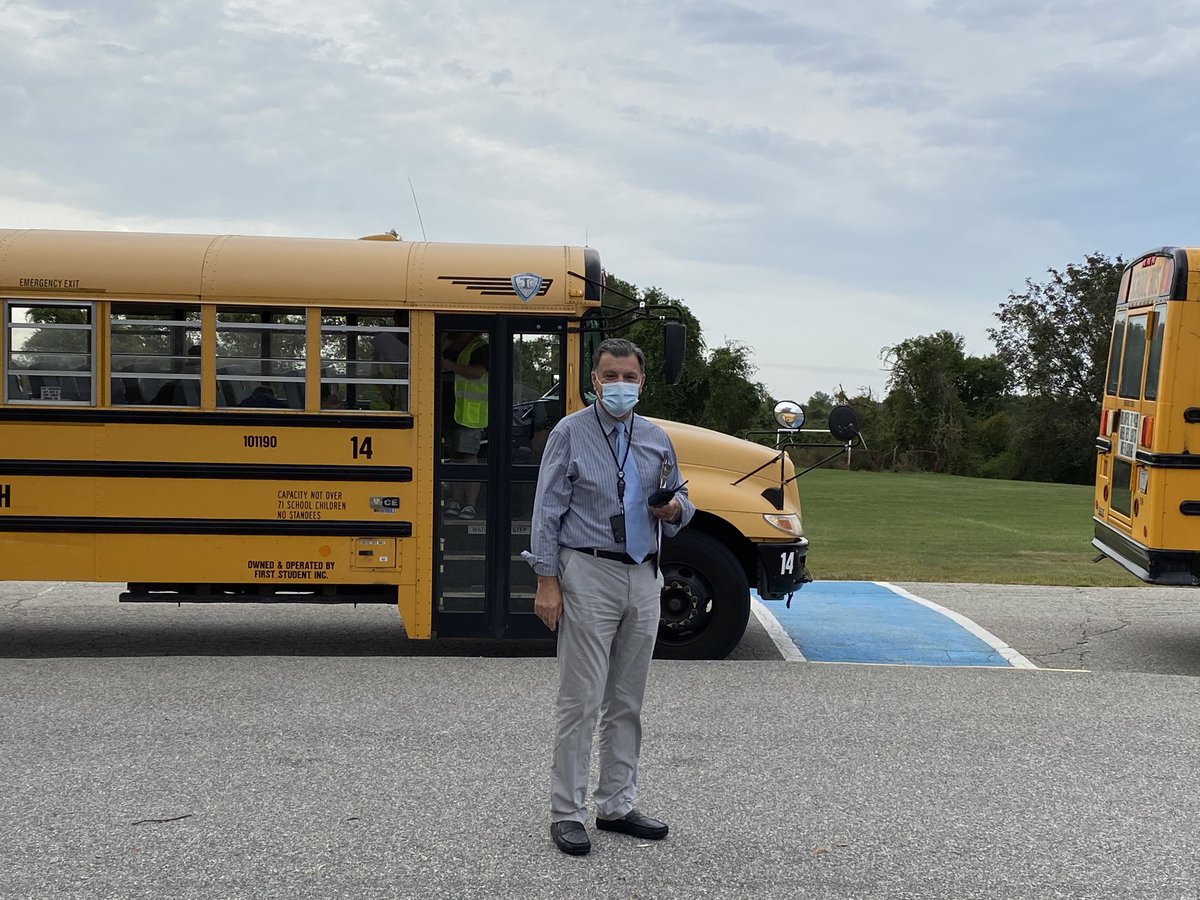 Mr. Arruda is ready to greet our 5th grade students ⁦@PmsPatriots! ⁩