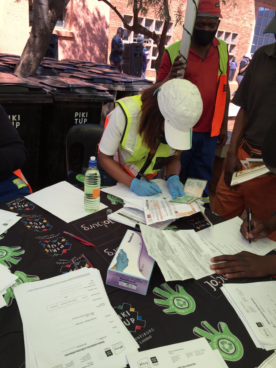 CleanerJoburg's tweet photo. Great work from Midrand Depot for making todays rollout possible in Ivory Part,Rabie Ridge,Commercial & Mayibuye. As well as to all supporting entities. #WeServer #WorkTogether #KleenaJoburg @mphomoerane @CityofJoburgZA @JoburgMPD @JoburgParksZoo @JHBWater https://t.co/Q7dmFGP4k7