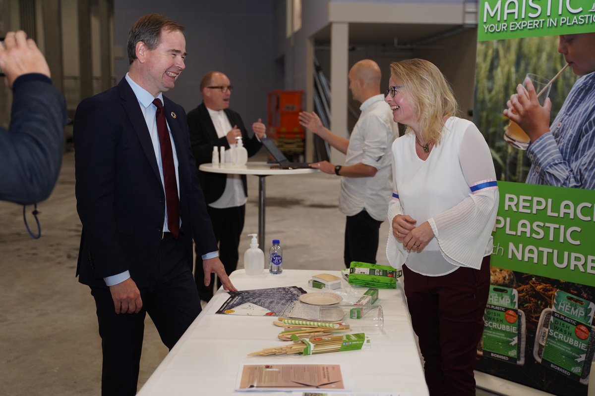 MaisticBioGroup's tweet photo. 🌱Great day for Maistic: Denmark’s Green Future Fund was presented, and Founder Heidi von Bülow had a chat with Minister of Finance Nicolai Wammen ♻️ #greenliving #greenfuture #sdg #denmark #plasticfreeliving #plasticfree #compostablepackaging #compostable https://t.co/DJx2wFfABp