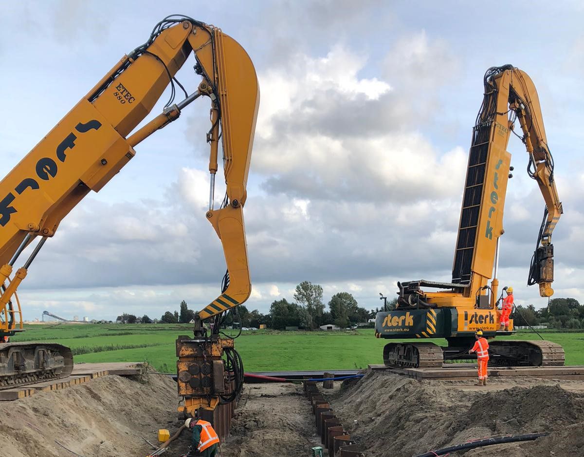 Damwand's tweet photo. Afgelopen weekend heeft Sterk in opdracht van aannemerscombinatie #COMOL5 meegewerkt aan een buitendienststelling voor het project @RijnlandRoute_. Het was weer hard werken, maar de klus is geklaard! #Sterk #InnoverendFunderend #Damwand #Constructiewerk https://t.co/EsjpOvcY3N