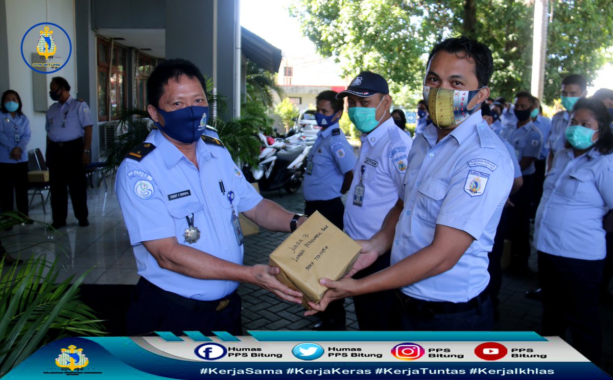 Humas_PpsBitung's tweet photo. Penyerahan hadiah lomba dlm rangka HUT PPS Bitung ke 12 Tahun, oleh kepala PPS Bitung, Kabag TU, dan Kabid Ops dan Kesyahbandaran, Selamat ya untuk Para Pemenang 👏🏻👏🏻👏🏻. Mari kita Tingkatkan Kinerja kita untuk menjadi yg TERBAIK.
@djpt_kkp https://t.co/620uUejDue