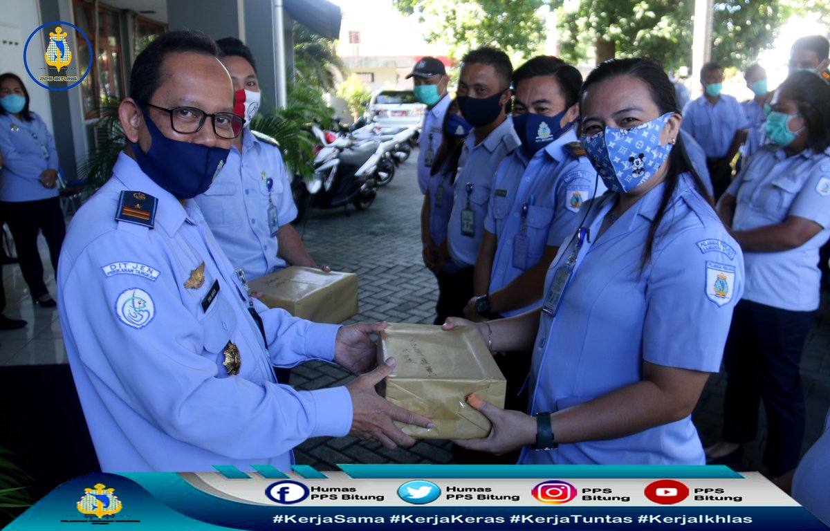 Humas_PpsBitung's tweet photo. Penyerahan hadiah lomba dlm rangka HUT PPS Bitung ke 12 Tahun, oleh kepala PPS Bitung, Kabag TU, dan Kabid Ops dan Kesyahbandaran, Selamat ya untuk Para Pemenang 👏🏻👏🏻👏🏻. Mari kita Tingkatkan Kinerja kita untuk menjadi yg TERBAIK.
@djpt_kkp https://t.co/620uUejDue