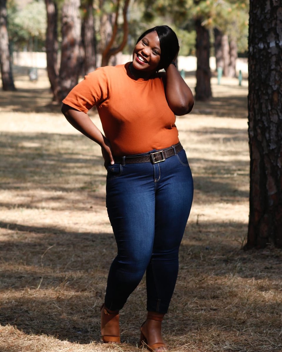 Shailettenoxy's tweet photo. NgiFunny, NgiSmart, NgiMuhle.
So there's no way I could be a size 2.....God had to be fair yazi💁‍♀️

#ShailetteN #Smile https://t.co/VvnalsTk37
