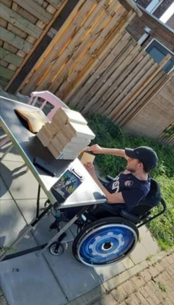 Profiteren van het mooie weer en weer bestellingen  vogelhuisjes afmaken waarvan opbrengst voor rolstoelbus is. 

#hijkandat #goeddoel