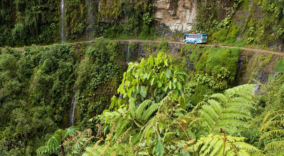 vehiculosanchez's tweet photo. Las ocho carreteras más peligrosas del mundo. Unas quedan sumergidas durante la marea alta y otras avanzan al borde de un precipicio. Rutas complicadas para aventureros y curiosos. 
Léelo en ⬇️
https://t.co/g7Apg03tQq https://t.co/pmidYu1uiF