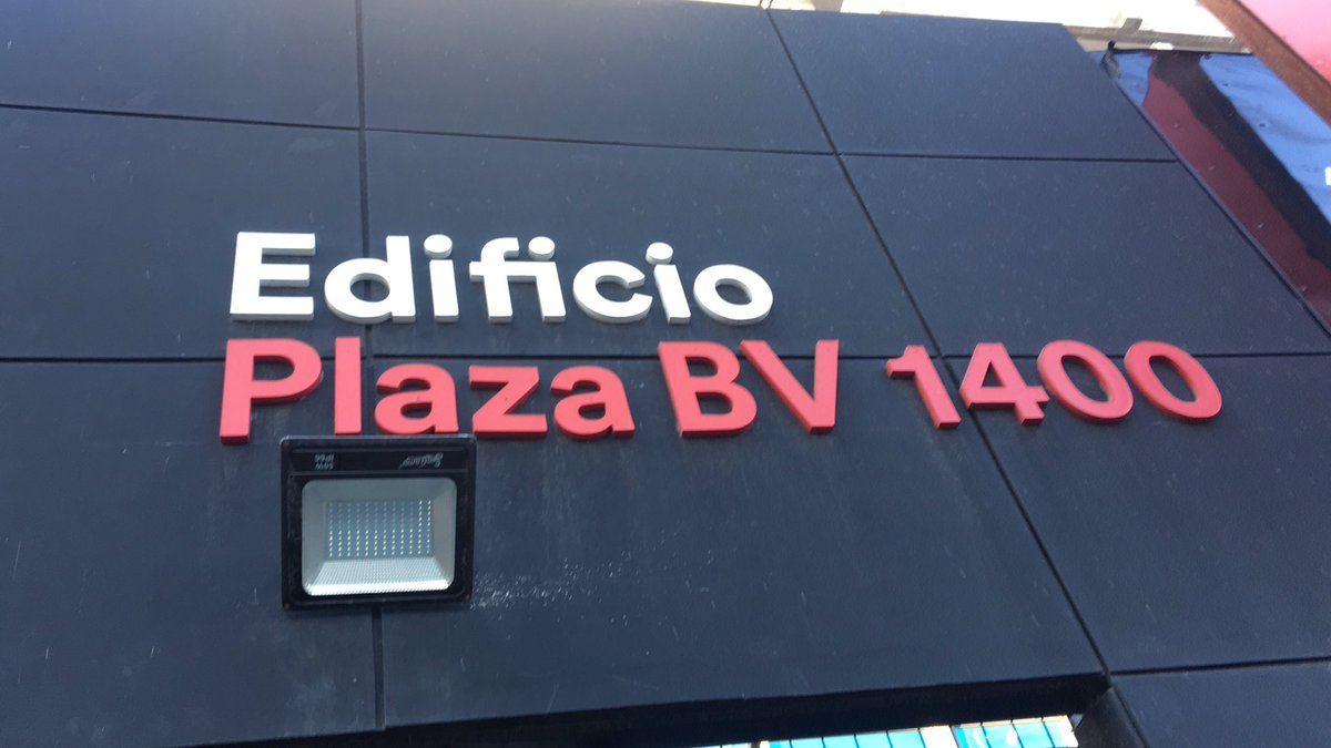 NamWahPai_Nat's tweet photo. Desde antes de la cuarentena que constructora Siena tiene cerrada la vereda y aunque retomaron las obras hace una semana, no se ven esfuerzos por arreglarla; los vecinos y la gente mayor tiene que cruzar o pasar por la calle. Esto es en blanco Viel 1400, san miguel #plisRT https://t.co/oQ7GmeyRge