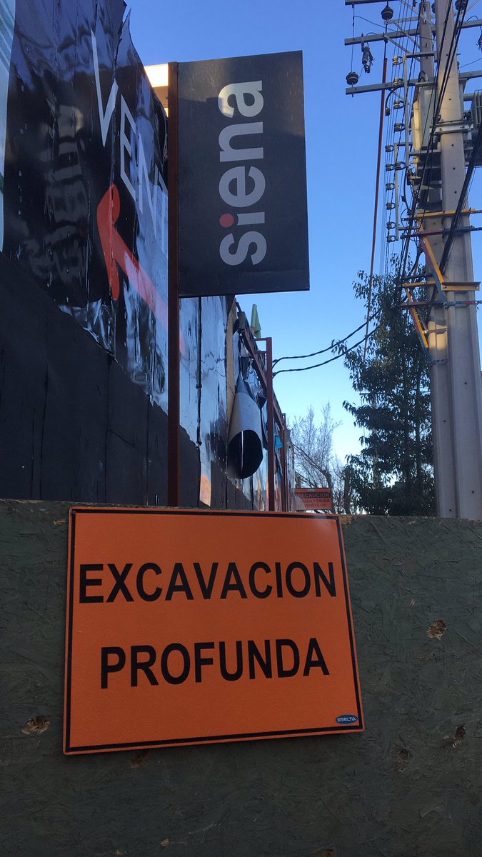 NamWahPai_Nat's tweet photo. Desde antes de la cuarentena que constructora Siena tiene cerrada la vereda y aunque retomaron las obras hace una semana, no se ven esfuerzos por arreglarla; los vecinos y la gente mayor tiene que cruzar o pasar por la calle. Esto es en blanco Viel 1400, san miguel #plisRT https://t.co/oQ7GmeyRge