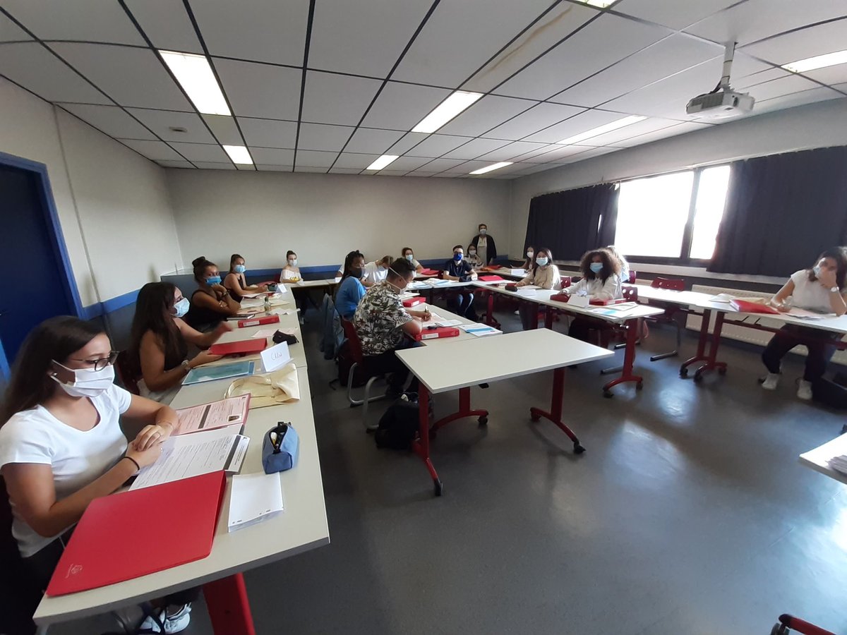 Iutchalon's tweet photo. C'est la rentrée pour les premières années Carrières Juridiques, bienvenue ! https://t.co/Oc9eEMj4oC