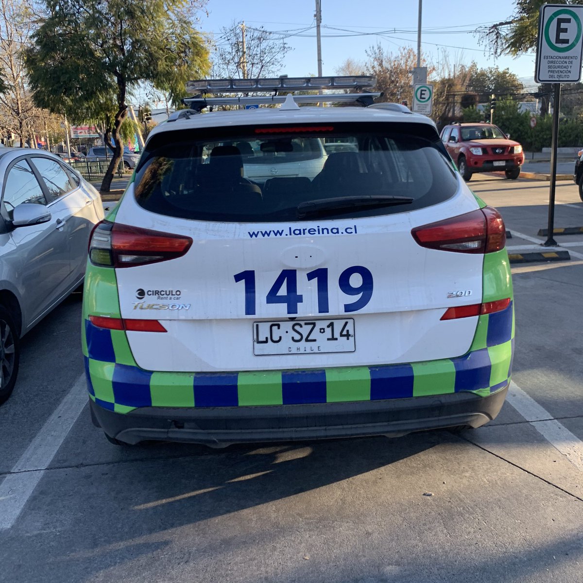 EquidietChile's tweet photo. Arrancamos el lunes con exceso de velocidad, manejo contra el transito y no respetar las normas básicas de civilidad por parte de funcionarios de #seguridad de @MuniLaReina @JMPalaciosParra en el @Unimarc de Principe de Gales
Con #autoridad y #poder predicar con el #ejemplo https://t.co/y44cJirqm2