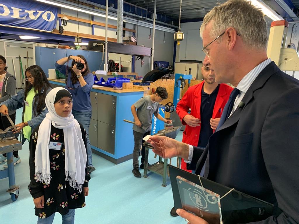 arieslob's tweet photo. Bezoek gebracht aan Vredenburch College in Rijswijk. Met landelijke vertegenwoordigers gesproken over techniekonderwijs. Uiteraard ook de praktijklokalen in geweest. Iedereen blij met grote (financiële) aandacht van dit kabinet voor goed techniekonderwijs. https://t.co/0Xb9NWgi1t