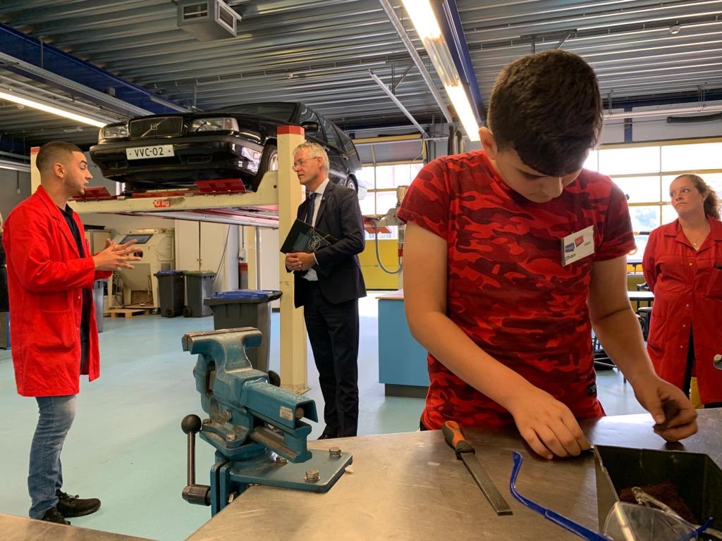 arieslob's tweet photo. Bezoek gebracht aan Vredenburch College in Rijswijk. Met landelijke vertegenwoordigers gesproken over techniekonderwijs. Uiteraard ook de praktijklokalen in geweest. Iedereen blij met grote (financiële) aandacht van dit kabinet voor goed techniekonderwijs. https://t.co/0Xb9NWgi1t