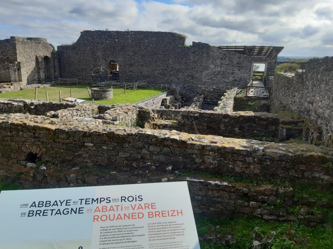 CoopFinistCorn's tweet photo. #TroPennArBed #FinistèreTour The Museum of Landévénnec abbey already cooperates with @NationalTrust , have a look at a fragment of Cornish cooking platters from the Middle Ages in their current exhibition "When crepes became breton". 
Hopefully a lot more to come soon ! https://t.co/cfurlC0T4i