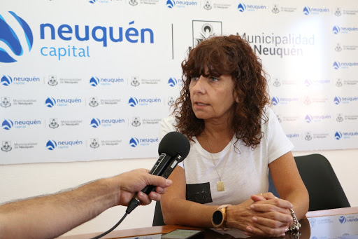 LU19AM690's tweet photo. #LU19Informa | María Pasqualini, secretaria de Capacitación, Empleo y Economía Social de #Neuquén habló con la radio sobre la prohibición de circulación vehicular a partir de las 18 hs. que comienza a regir hoy en la ciudad. https://t.co/YVSkpHyN6s https://t.co/K4arbWigYL