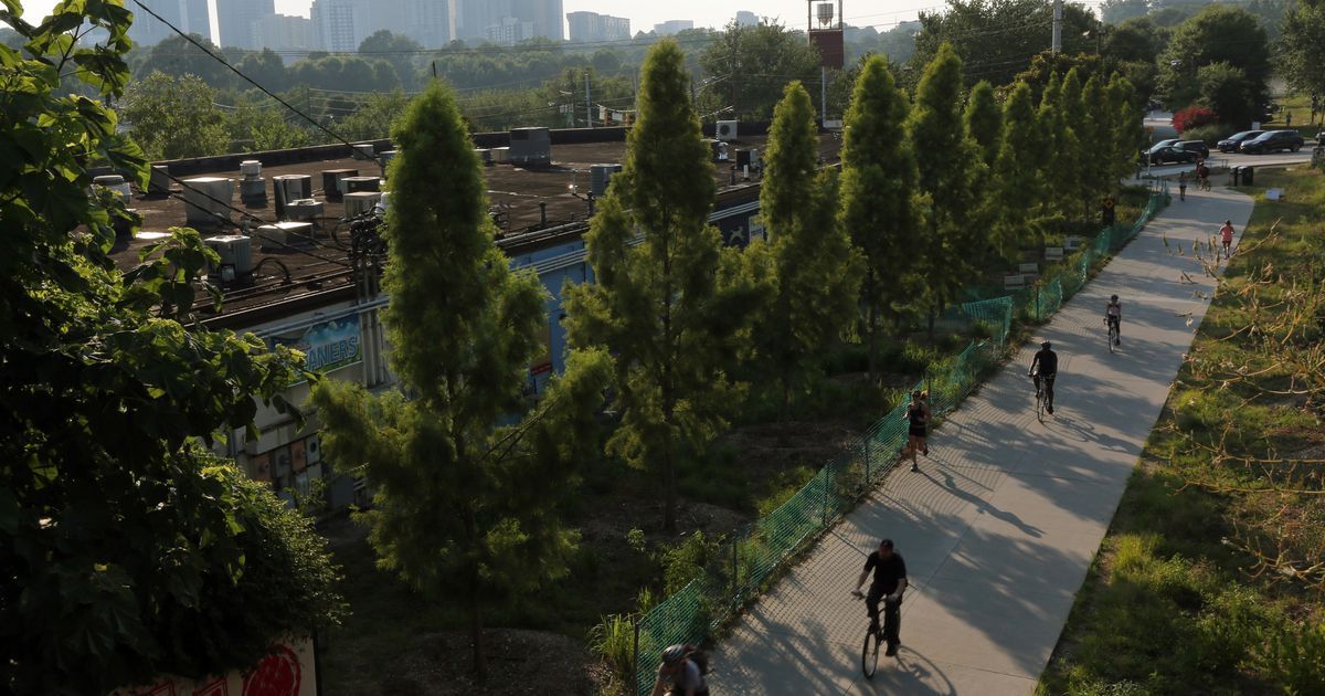 SWATLNewHomes's tweet photo. " Guitar playing skateboarder on Beltline captures Atlanta’s heart"
https://t.co/d8NWcKtM6U https://t.co/qYpEXd0WnC