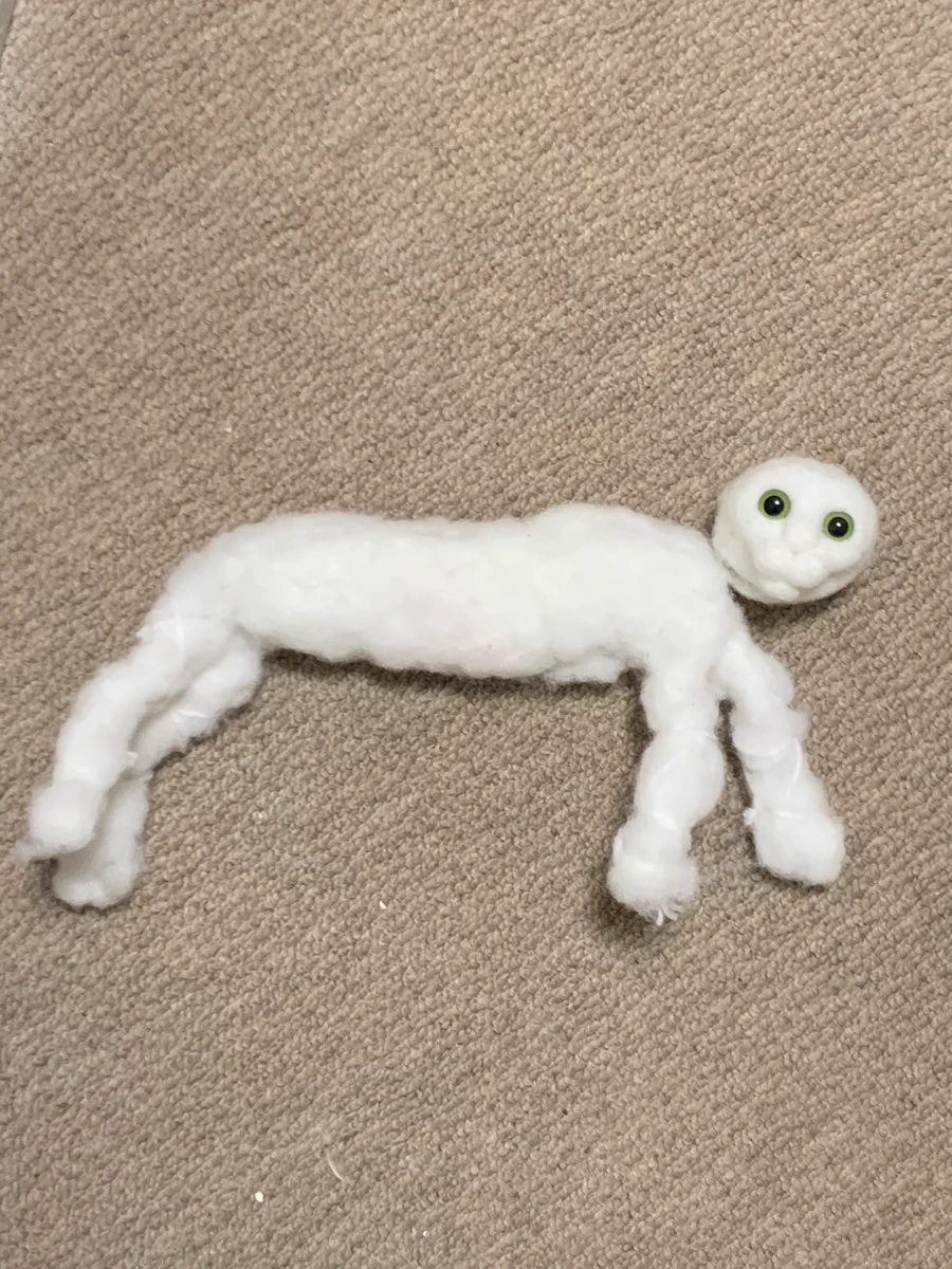 途中まで作った羊毛フェルトの猫が…じわじわ怖い…！