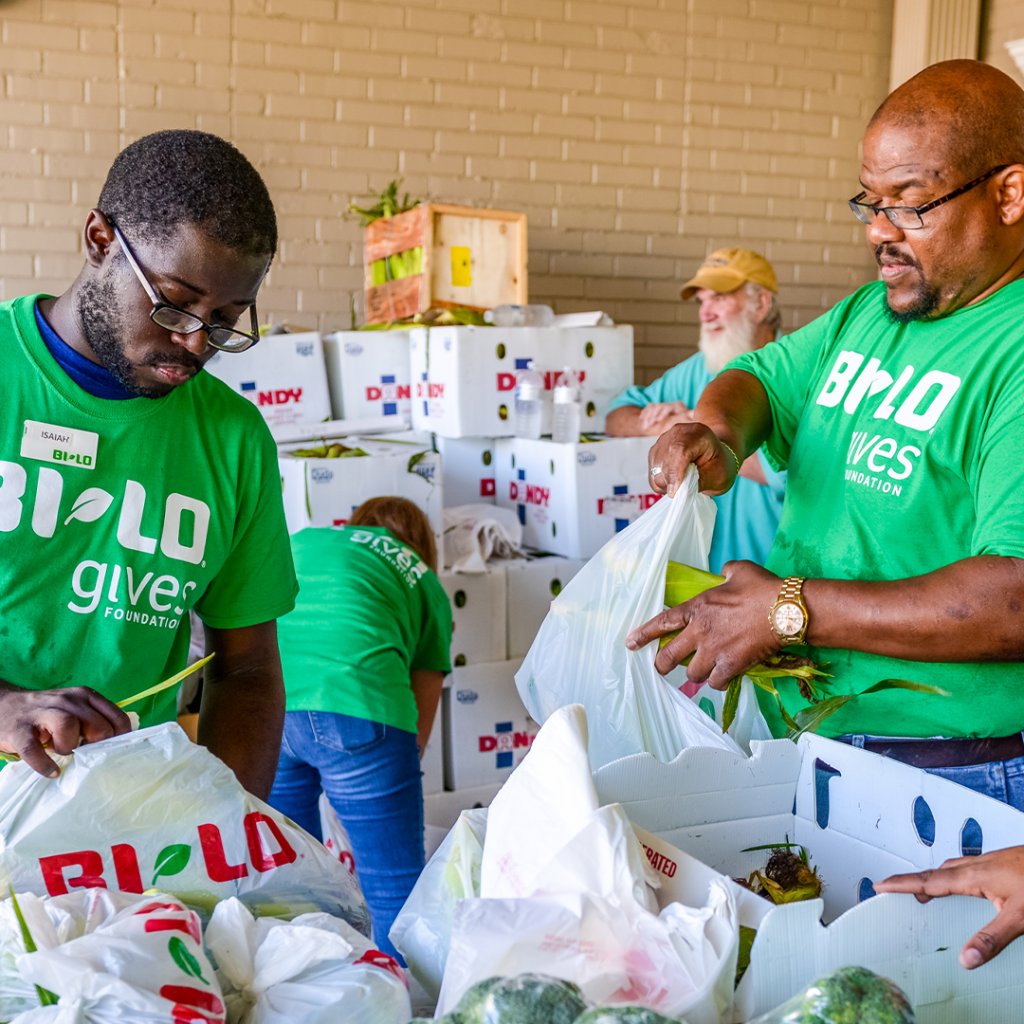 Give a little, feed a lot. Help end hunger when you checkout. 💚 
_
Round up your total or purchase a contactless bag of shelf-stable essentials for $5. All donations will benefit a food bank in your community. #BILO