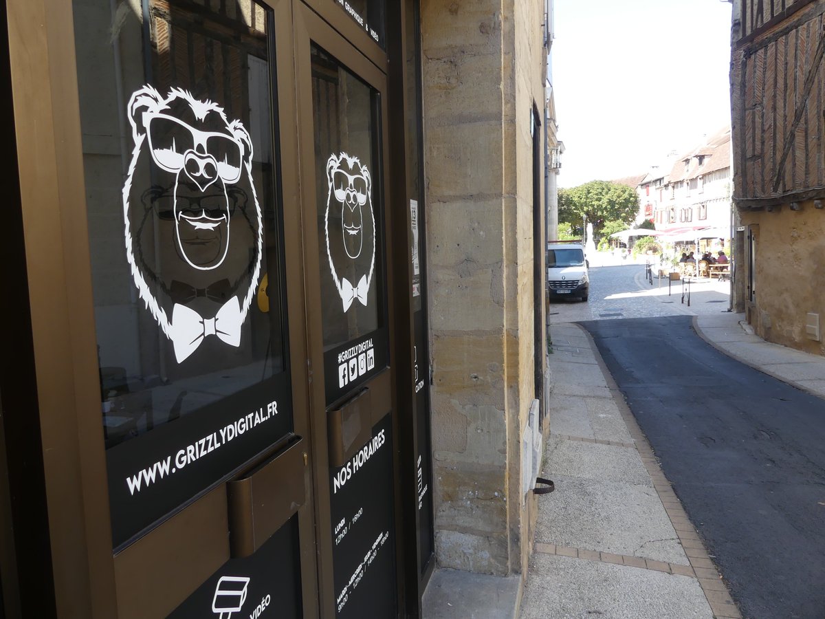 🐻#GrizzlyDigital #Bergerac Merci beaucoup à Arnaud Pistre (Arnaud Publicité) pour ses conseils, sa réactivité et la qualité de son travail ! La vitrine de l'agence est prête, les stickers sont en places !  Vous en pensez quoi ? 🖤🧸