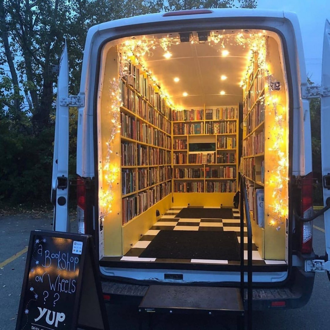 leyabrasil's tweet photo. Transportando magia 😍(📸: @daisychainbookco)

 #EuAmoLer #Livros https://t.co/AIiV8QC9rF https://t.co/wxftBJAisD
