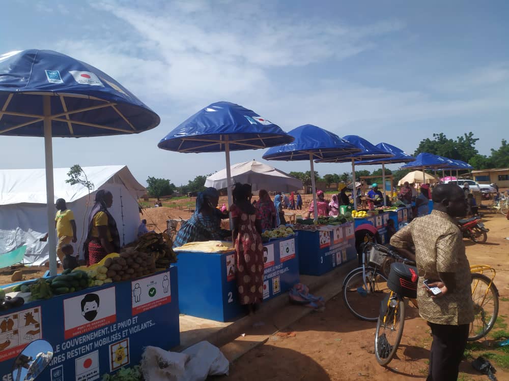 PNUD_BFA's tweet photo. #StopCovid: Ces étales qui donnent un visage neuf a nos #yaars(marchés) nous les avons vu ailleurs,nous en avons rêvé🌝et bien, c'est réalité 🤩🤩dans #communedeKaya grâce a @PNUD_BFA et financement @Japon. @ciowela @UNDPAfrica @oualy_aboubacar @pnudfr @istschan @ahunnaeziakonwa https://t.co/Ri6ZVdVZmr