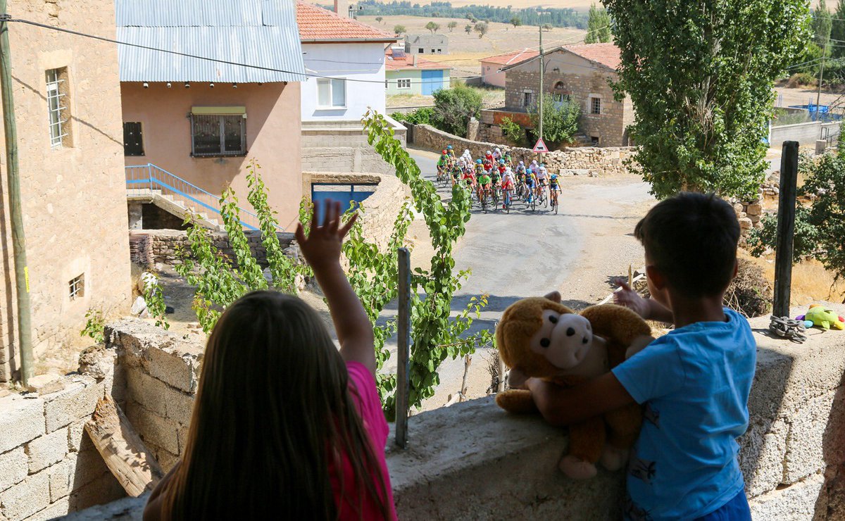 kasapoglu's tweet photo. Bisiklet her yere çok yakışıyor ama Anadolu’nun yolları, insanı, sıcaklığı bir başka güzel...

Erciyes Uluslararası Yol ve Dağ Bisikleti Yarışlarına katılan 13 ülkeden 200'ü aşkın sporcu da bu güzelliğe hayran kalarak ülkemizden ayrıldı. 🇹🇷 https://t.co/jlf4XleVkM