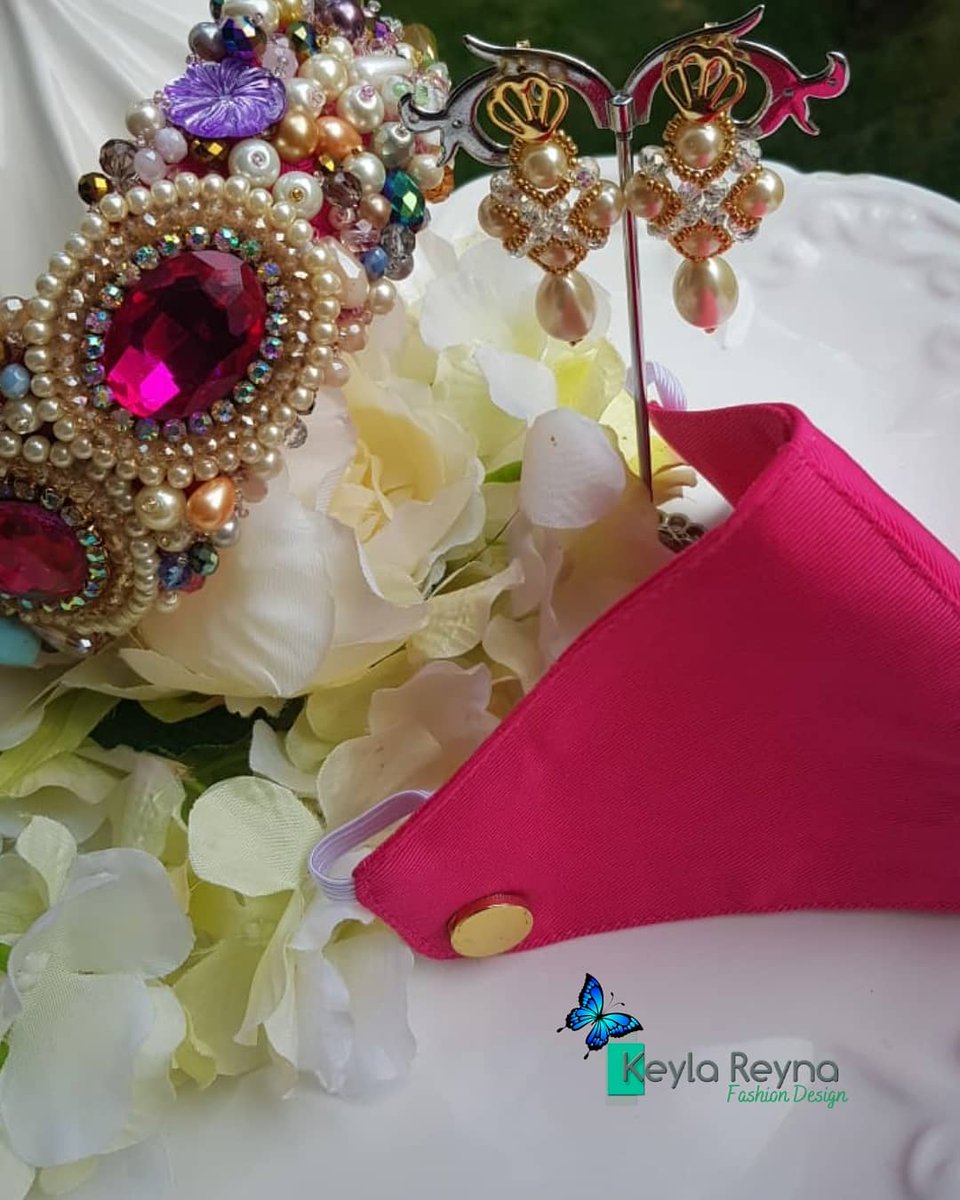 keylareynadesig's tweet photo. #Cintillo elaborado en cristales Rosados, #Mascarilla rosada con broches en metal, más #aretes en oro laminado y perlas.
⁣pidelos vía WhatsApp: 849-354-7373

#keylareynadesign #mask #masks #facemask #aretesapropiados #trendy #jewerly #girly #hechoenrd #chic #fashionstyle https://t.co/8abSFC9TP2
