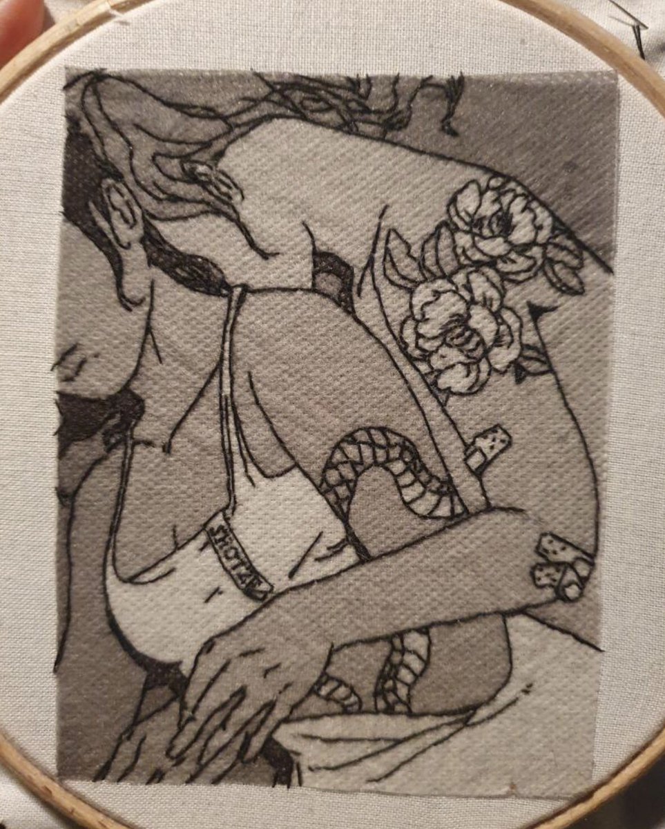 I wanted to share this embroidery version violets.embroidery (IG) did of my artwork, GARDEN. 

Here's their original post for it: https://t.co/lxXuFqmpDg 