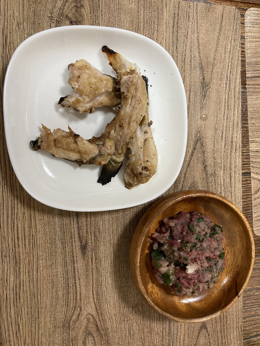 studio9614's tweet photo. 上手にさばけなかった骨の周りと、皮周りの身のナメロウと、カマ塩焼きと😊
後は熟成させます👍
宴をはじめます😋 https://t.co/mwWHq4OlGx