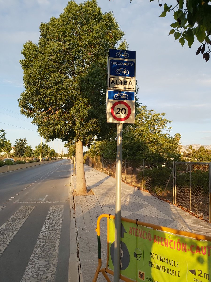 A partir de hoy lunes 14, todos los lunes por la tarde y todos los martes durante todo el día, estará permitido el estacionamiento en el carril bici de la Av. Juan Alvado, desde la rotonda del C. del Algar, hasta la rotonda del Estudiant ( Av. de la Nucía).