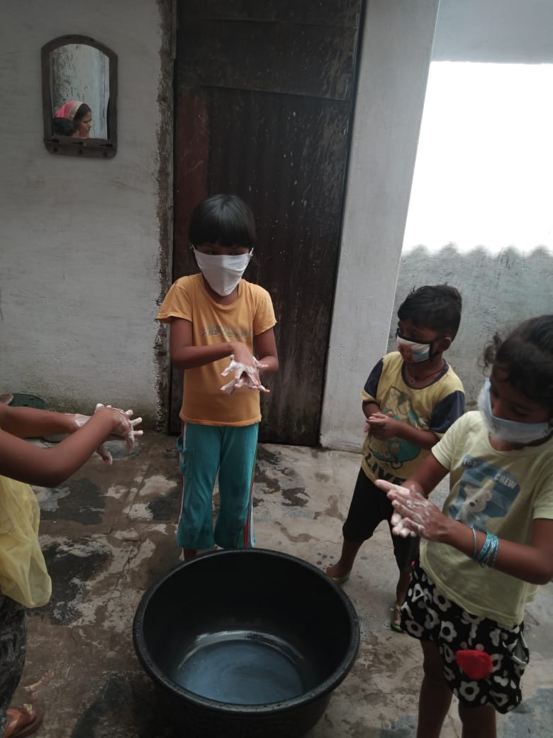 RaipurWcd's tweet photo. #POSHANMaah2020 
#PoshanAbhiyaan 
#Local4Poshan

पोषण माह में ors बनाने की विधि एवं जागरूकता विभिन्न माध्यमो से कार्यकर्ता द्वारा सराहनीय प्रयास

@wcdposhancg @POSHAN_Official 
@MinistryWCD @WCDCgGov @bhaarukannaa @SPreraks @smritiirani https://t.co/vHPAeiNiiE