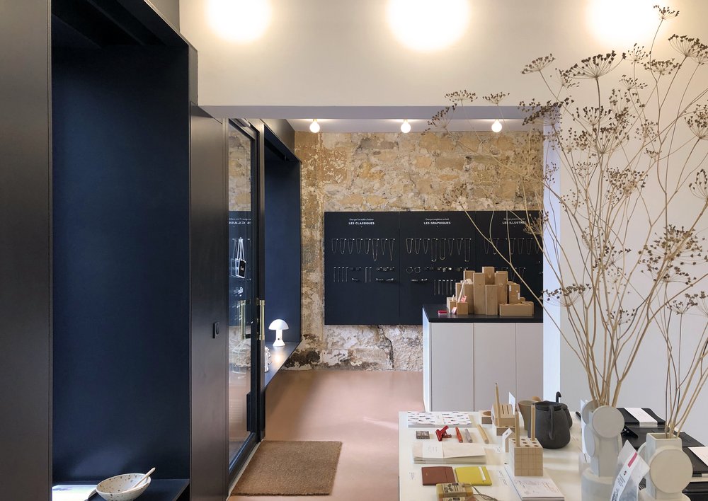 lacoudeearchi's tweet photo. Déjà un an que nous avons réalisé le premier atelier-boutique pour Titlee, une expression d’architecture intemporelle.
.
.
.
#boutique #epure #atelier #showroom #amenagement #agencement #surmesure #conceptstore #renovation #paris #bijoux #bois #meuble  #ilot #buffet #comptoir https://t.co/fbB2v7gB3s