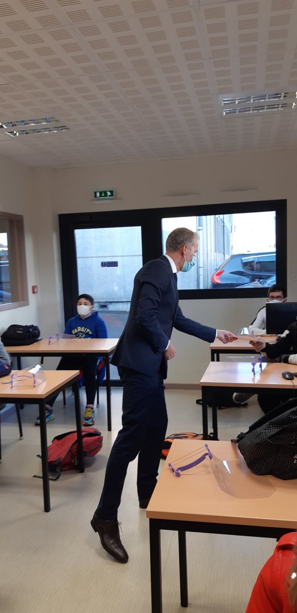 guillaumegarot's tweet image. Ce matin, remise des chéquiers-collégiens de @lamayenne au Collège Alain-Gerbault à #Laval.  
L’équivalent de 53€ pour permettre aux élèves de 3ème d’acheter livres, entrées ciné, musées, licences sportives...
Bien grandir et s’épanouir. 
Avec @FabGermerie et @cgrandiere53