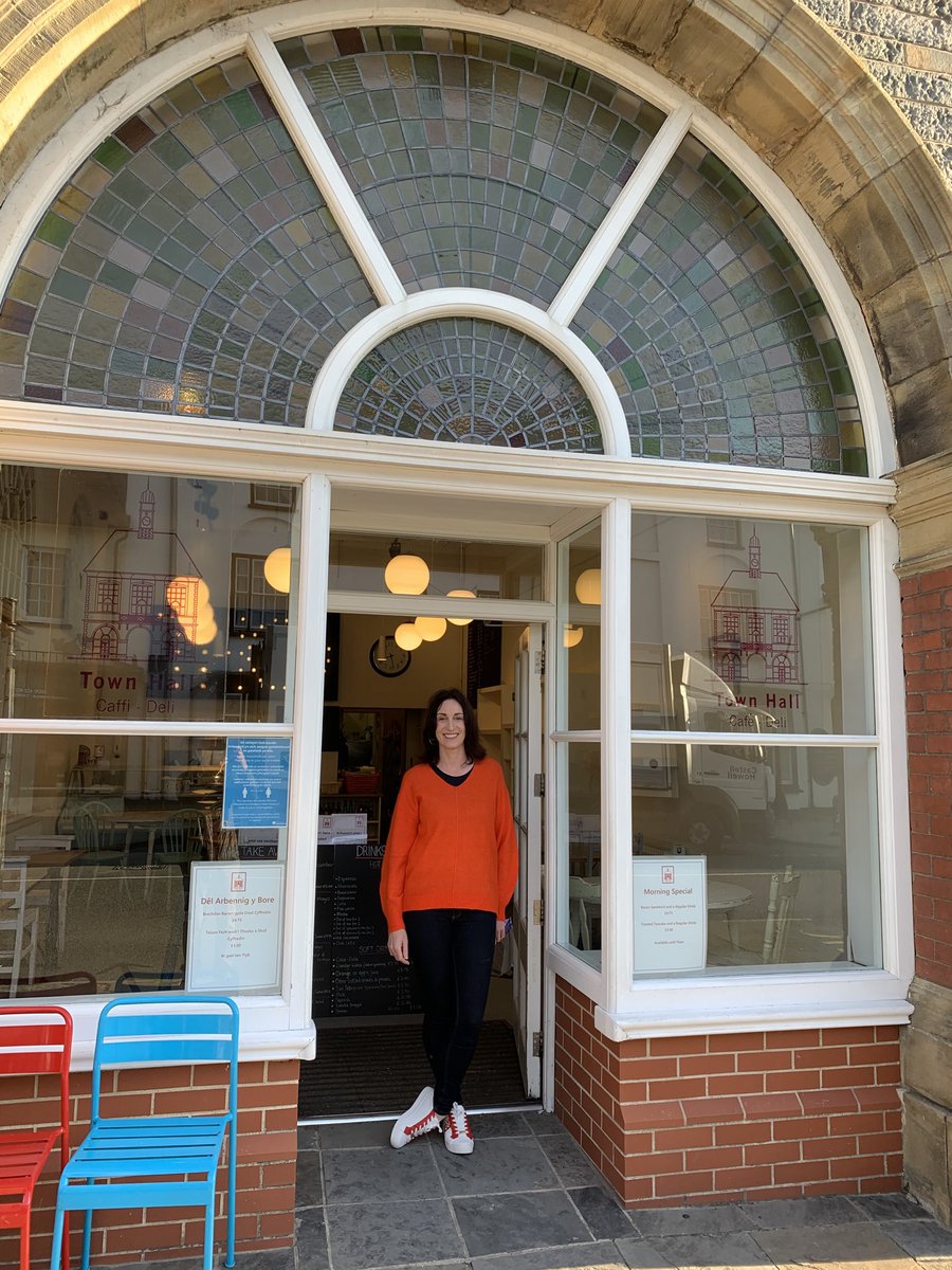 owen_garry's tweet image. Diolch i bobol #llambed am y croeso bore ma wrth drafod y pandemig.

#postcyntaf ⁦📻 ⁦@BBCRadioCymru⁩  Mas ar yr hewl .

Clywodd ⁦@marigrug⁩ ymateb sawl busnes ar y stryd fawr a daeth Malorie Saad ⁦@TownHallCD⁩ draw atai am 8 i son am ei gobeithion ac ofnau.