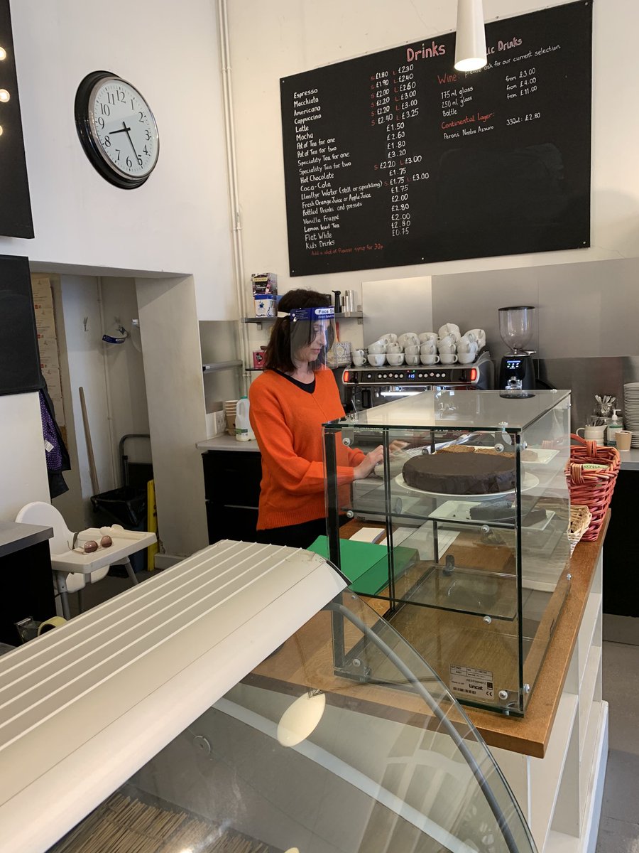 owen_garry's tweet image. Diolch i bobol #llambed am y croeso bore ma wrth drafod y pandemig.

#postcyntaf ⁦📻 ⁦@BBCRadioCymru⁩  Mas ar yr hewl .

Clywodd ⁦@marigrug⁩ ymateb sawl busnes ar y stryd fawr a daeth Malorie Saad ⁦@TownHallCD⁩ draw atai am 8 i son am ei gobeithion ac ofnau.