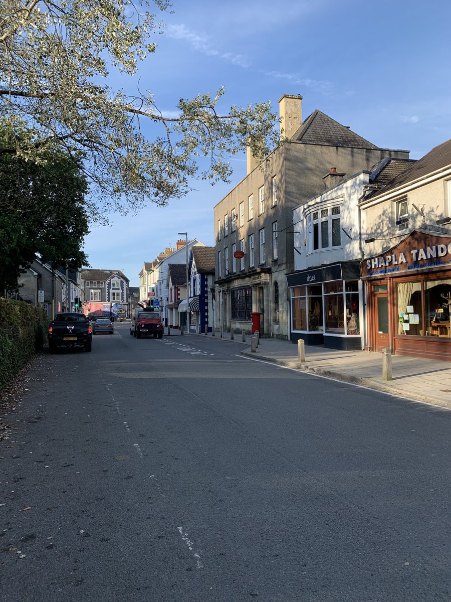 owen_garry's tweet image. Diolch i bobol #llambed am y croeso bore ma wrth drafod y pandemig.

#postcyntaf ⁦📻 ⁦@BBCRadioCymru⁩  Mas ar yr hewl .

Clywodd ⁦@marigrug⁩ ymateb sawl busnes ar y stryd fawr a daeth Malorie Saad ⁦@TownHallCD⁩ draw atai am 8 i son am ei gobeithion ac ofnau.