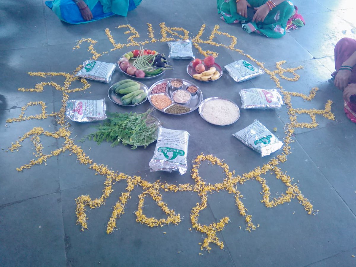 RaipurWcd's tweet photo. #POSHANMaah2020 
#PoshanAbhiyaan 
#Local4Poshan 

रायपुर ज़िले में आज ग्राम में कृषक समूह की बैठक की गई जिसमें उन्हें पोषण की जानकारी के साथ पौष्टिक सब्जियों की खेती हेतु प्रोत्साहित भी किया गया।

@wcdposhancg @WCDCgGov @MinistryWCD @PoshanAbhiyaan @POSHAN_Official @SPreraks https://t.co/xf0moTAzpJ