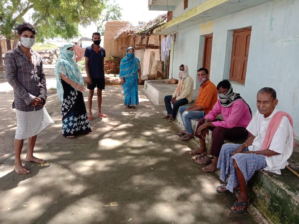 #POSHANMaah2020 
#PoshanAbhiyaan 
#Local4Poshan 

रायपुर ज़िले में आज ग्राम में कृषक समूह की बैठक की गई जिसमें उन्हें पोषण की जानकारी के साथ पौष्टिक सब्जियों की खेती हेतु प्रोत्साहित भी किया गया।

<a href="/wcdposhancg/">POSHAN Abhiyaan-Chhattisgarh</a> <a href="/WCDCgGov/">WCD Department CG</a> <a href="/MinistryWCD/">Ministry of WCD</a> <a href="/PoshanAbhiyaan/">Poshan Abhiyaan</a> <a href="/POSHAN_Official/">POSHAN Abhiyaan</a> <a href="/SPreraks/">Swasth Bharat Prerak Program</a>