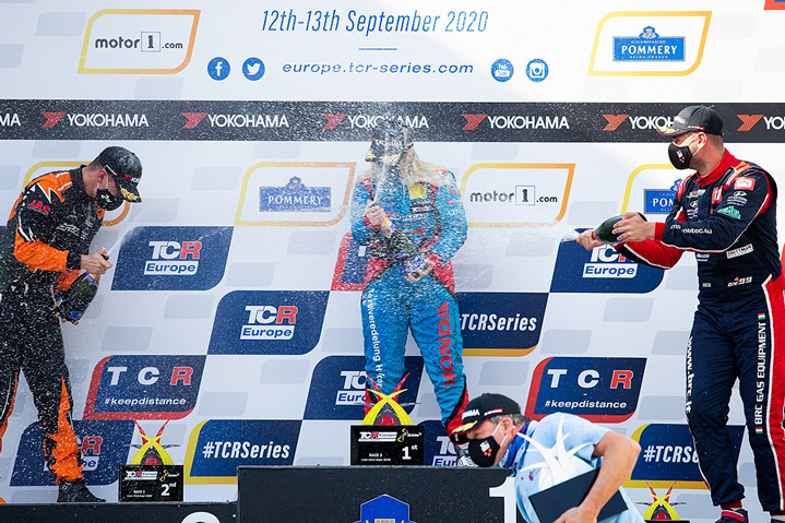 SoyMotor's tweet photo. #MichelleHalder hace historia: primera mujer que gana en las @TCR_Series - https://t.co/WWeTxQ73k2 #TCREurope https://t.co/1Tiv3VrFPa