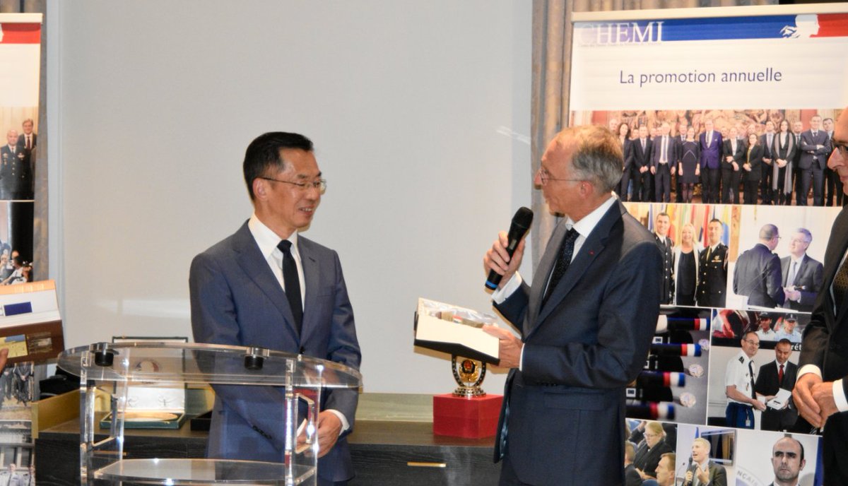 Remarquable conférence sur la stratégie chinoise pour  l’#IA par S.E.M LU Shaye <a href="/AmbassadeChine/">Ambassade de Chine en France</a>. Le totem de ´préfet des études honoris causa' lui a été remis lors du Club Intérieur 2030 de l’IHEMI. Une série d’ateliers à distance entre Pékin et Paris sont imaginés pour 2021.