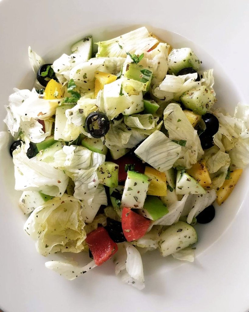 FitClock's tweet photo. Lemon &amp; herb salad 🥗

Bell peppers, hand torn lettuce, cucumber, tomatoes, olives, apples and parmesan cheese with an oregano and lemon dressing.

#healthy #fresh #fit #goodfood #goodlife #salad #fitness #nutrition #fitoclock #foc #fresh #cleaneats #food #foodie #healthyfood https://t.co/GTDCH6SrUj