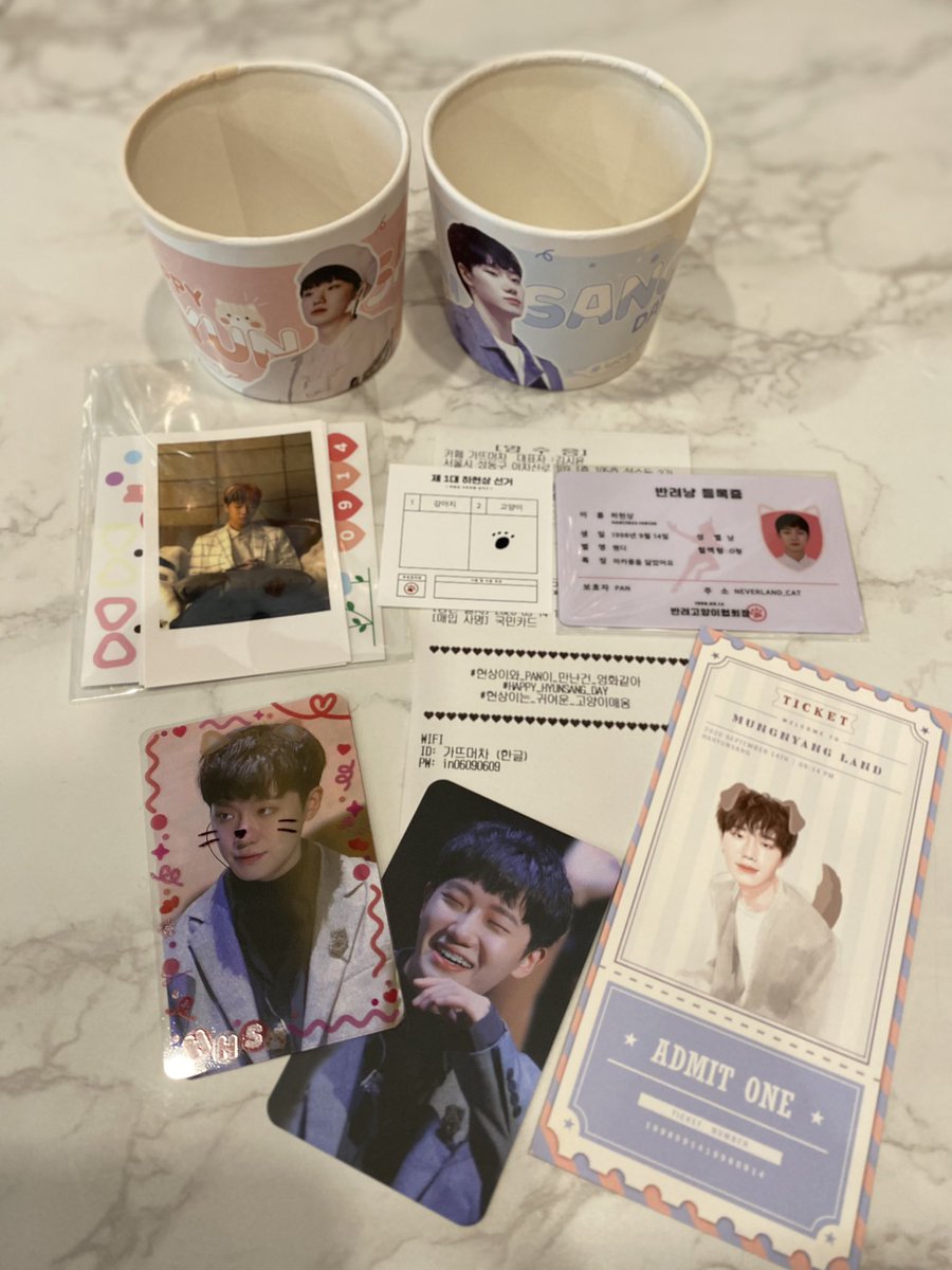 lucy_alwaysblue's tweet photo. 현상이 생일카페 주최자분들 덕분에 한층 더 즐겁고 행복한 현상데이 보낼 수 있었어요🥰 생일 특전 너무 예뻐요.....🤤
#현상이와_PAN이_만난건_영화같아 
#HAPPY_HYUNSANG_DAY 
#현상이는_귀여운_고양이애옹 
현상아 생일축하해🥳 음��� 오래해주라 https://t.co/QGRdiVNEf1