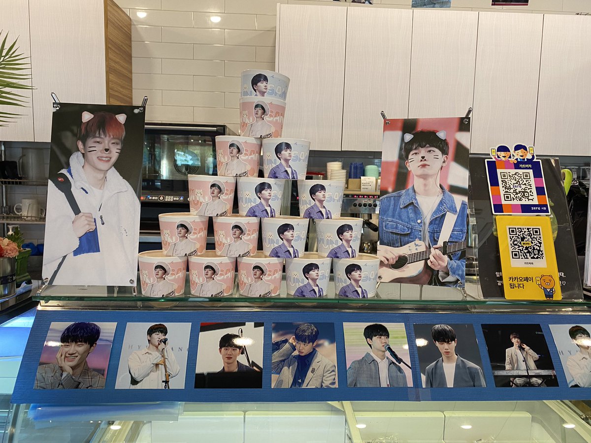 lucy_alwaysblue's tweet photo. 현상이 생일카페 주최자분들 덕분에 한층 더 즐겁고 행복한 현상데이 보낼 수 있었어요🥰 생일 특전 너무 예뻐요.....🤤
#현상이와_PAN이_만난건_영화같아 
#HAPPY_HYUNSANG_DAY 
#현상이는_귀여운_고양이애옹 
현상아 생일축하해🥳 음��� 오래해주라 https://t.co/QGRdiVNEf1